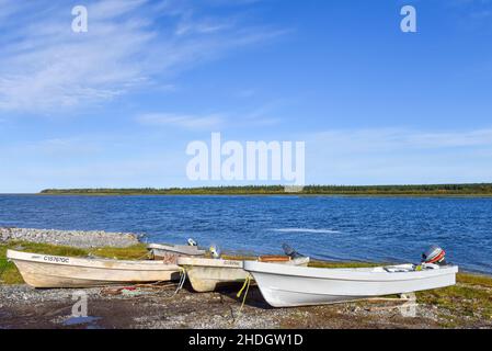 Fischerboote entlang des Rupert River, einer der größten Flüsse in Quebec, Kanada Stockfoto