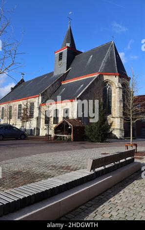 St.-Martin-Kirche (Sint Martinuskerk) in Denderbelle, bei Lebekke, Ostflandern, Belgien. Das Hotel liegt im Zentrum des Dorfes der neogotischen Stil Stockfoto