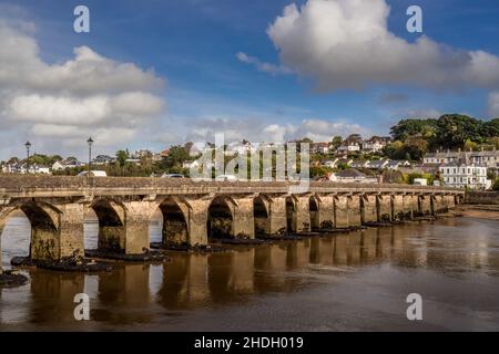 BIDEFORD, DEVON, ENGLAND - 20. OKTOBER 2021: Blick auf die alte Long Bridge über den Torridge River. Stockfoto