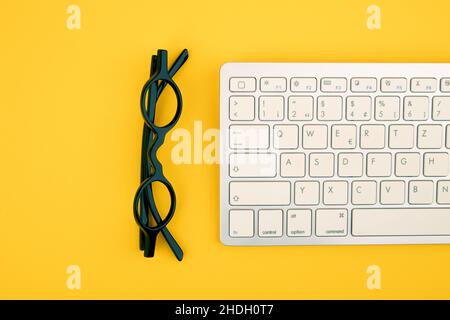 Brille, Computertastatur, Brillen, Brillen, Brillen, Computertastaturen Stockfoto