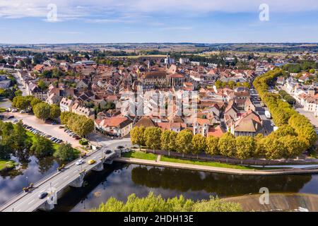 Frankreich, Allier, Bourbonnais, Saint Pourcain sur Sioule, Stadt und Brücke über den Fluss Sioule (Luftaufnahme) // Frankreich, Allier (03), Bourbonnais, Sain Stockfoto