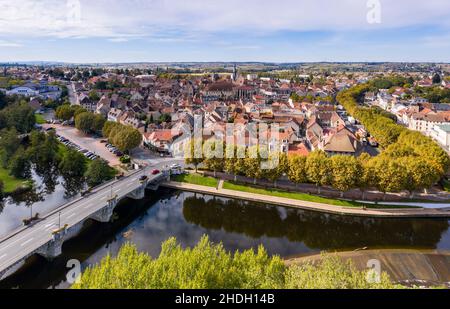 Frankreich, Allier, Bourbonnais, Saint Pourcain sur Sioule, Stadt und Brücke über den Fluss Sioule (Luftaufnahme) // Frankreich, Allier (03), Bourbonnais, Sain Stockfoto