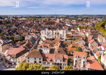 Frankreich, Allier, Bourbonnais, Saint Pourcain sur Sioule, Stadt mit der Kirche Sainte Croix (Luftaufnahme) // Frankreich, Allier (03), Bourbonnais, Saint-Po Stockfoto