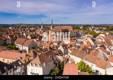 Frankreich, Allier, Bourbonnais, Saint Pourcain sur Sioule, Stadt mit der Kirche Sainte Croix (Luftaufnahme) // Frankreich, Allier (03), Bourbonnais, Saint-Po Stockfoto