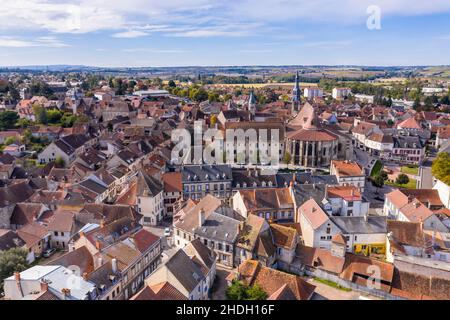 Frankreich, Allier, Bourbonnais, Saint Pourcain sur Sioule, Stadt mit der Kirche Sainte Croix (Luftaufnahme) // Frankreich, Allier (03), Bourbonnais, Saint-Po Stockfoto