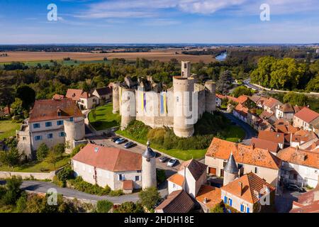 Frankreich, Allier, Bourbonnais, Billy, altes Schloss aus dem 12th. Jahrhundert, hoher Ort der Geschichte Bourbons (Luftaufnahme) // Frankreich, Allier (03), Bourbonnai Stockfoto