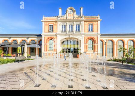 Frankreich, Allier, Bourbonnais, Vichy, von der UNESCO zum Weltkulturerbe erklärt, als Teil der Grandes Villes d'Eaux d'Europe, Bahnhofsfassade und Vorplatz mit Witz Stockfoto