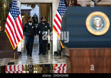 Der Chef der US-Polizei, Tom Manager, rechts, wird gesehen, bevor Präsident Joe Biden und Vizepräsident Kamala Harris am Donnerstag, dem 6. Januar 2022, in der Statuarhalle des US-Kapitols in Washington, DC, eine Rede zum Jahrestag des Angriffs auf das Kapitol geben.Quelle: Greg Nash/Pool über CNP /MediaPunch Stockfoto