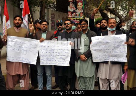 Mitglieder der paramedizinischen Mitarbeitervereinigung Jamshoro veranstalten am Donnerstag, dem 06. Januar 2022, eine Protestdemonstration gegen MS des Kotri-Krankenhauses im Hyderabad-Presseclub. Stockfoto