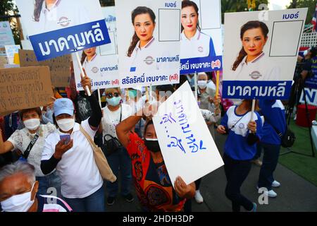 Bangkok, Bangkok, Thailand. 6th Januar 2022. Die repräsentative Kandidatur bei der Bezirksregierung Lak Si, um die Wahl zu beantragen und ihre Stimmzahlen zu erhalten. Dies ist eine Wiederwahl des Bezirks Lak Si, da seine ehemalige Vertreterin Sira Jenjaka seine Disqualifikation durch das Verfassungsgericht wegen seiner früheren Strafanzeige wegen Freiheitsstrafe bekannt gab. Unter Bezugnahme auf die thailändische Verfassung von 2017, in der die Qualifikation der repräsentativen Kandidaten erwähnt wird, kann eine zu Gefängnis verurteilte Person keine Vertreter beantragen. (Bild: © Kan Sangtong/Pacific Pres Stockfoto