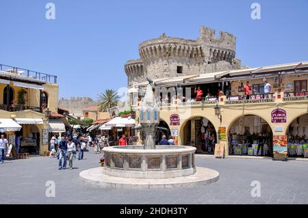 Castellania Brunnen in Ippokratous Square, Old Town, Rhodos Stadt, Rhodos (Rodos), Dodekanes, Süd Ägäis, Griechenland Stockfoto