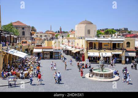 Castellania Brunnen in Ippokratous Square, Old Town, Rhodos Stadt, Rhodos (Rodos), Dodekanes, Süd Ägäis, Griechenland Stockfoto