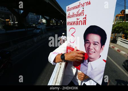Bangkok, Bangkok, Thailand. 6th Januar 2022. Die repräsentative Kandidatur bei der Bezirksregierung Lak Si, um die Wahl zu beantragen und ihre Stimmzahlen zu erhalten. Dies ist eine Wiederwahl des Bezirks Lak Si, da seine ehemalige Vertreterin Sira Jenjaka seine Disqualifikation durch das Verfassungsgericht wegen seiner früheren Strafanzeige wegen Freiheitsstrafe bekannt gab. Unter Bezugnahme auf die thailändische Verfassung von 2017, in der die Qualifikation der repräsentativen Kandidaten erwähnt wird, kann eine zu Gefängnis verurteilte Person keine Vertreter beantragen. (Bild: © Kan Sangtong/Pacific Pres Stockfoto