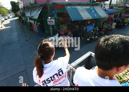 Bangkok, Bangkok, Thailand. 6th Januar 2022. Die repräsentative Kandidatur bei der Bezirksregierung Lak Si, um die Wahl zu beantragen und ihre Stimmzahlen zu erhalten. Dies ist eine Wiederwahl des Bezirks Lak Si, da seine ehemalige Vertreterin Sira Jenjaka seine Disqualifikation durch das Verfassungsgericht wegen seiner früheren Strafanzeige wegen Freiheitsstrafe bekannt gab. Unter Bezugnahme auf die thailändische Verfassung von 2017, in der die Qualifikation der repräsentativen Kandidaten erwähnt wird, kann eine zu Gefängnis verurteilte Person keine Vertreter beantragen. (Bild: © Kan Sangtong/Pacific Pres Stockfoto