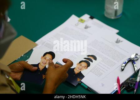 Bangkok, Bangkok, Thailand. 6th Januar 2022. Die repräsentative Kandidatur bei der Bezirksregierung Lak Si, um die Wahl zu beantragen und ihre Stimmzahlen zu erhalten. Dies ist eine Wiederwahl des Bezirks Lak Si, da seine ehemalige Vertreterin Sira Jenjaka seine Disqualifikation durch das Verfassungsgericht wegen seiner früheren Strafanzeige wegen Freiheitsstrafe bekannt gab. Unter Bezugnahme auf die thailändische Verfassung von 2017, in der die Qualifikation der repräsentativen Kandidaten erwähnt wird, kann eine zu Gefängnis verurteilte Person keine Vertreter beantragen. (Bild: © Kan Sangtong/Pacific Pres Stockfoto