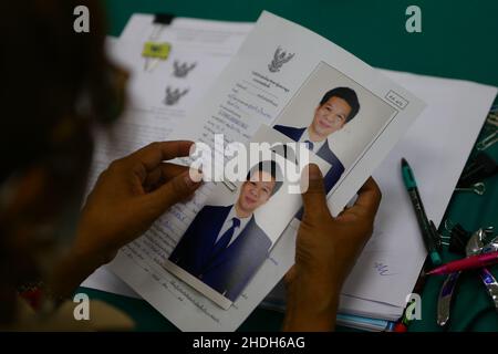 Bangkok, Bangkok, Thailand. 6th Januar 2022. Die repräsentative Kandidatur bei der Bezirksregierung Lak Si, um die Wahl zu beantragen und ihre Stimmzahlen zu erhalten. Dies ist eine Wiederwahl des Bezirks Lak Si, da seine ehemalige Vertreterin Sira Jenjaka seine Disqualifikation durch das Verfassungsgericht wegen seiner früheren Strafanzeige wegen Freiheitsstrafe bekannt gab. Unter Bezugnahme auf die thailändische Verfassung von 2017, in der die Qualifikation der repräsentativen Kandidaten erwähnt wird, kann eine zu Gefängnis verurteilte Person keine Vertreter beantragen. (Bild: © Kan Sangtong/Pacific Pres Stockfoto