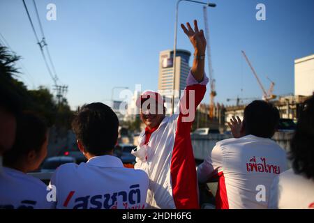 Bangkok, Bangkok, Thailand. 6th Januar 2022. Die repräsentative Kandidatur bei der Bezirksregierung Lak Si, um die Wahl zu beantragen und ihre Stimmzahlen zu erhalten. Dies ist eine Wiederwahl des Bezirks Lak Si, da seine ehemalige Vertreterin Sira Jenjaka seine Disqualifikation durch das Verfassungsgericht wegen seiner früheren Strafanzeige wegen Freiheitsstrafe bekannt gab. Unter Bezugnahme auf die thailändische Verfassung von 2017, in der die Qualifikation der repräsentativen Kandidaten erwähnt wird, kann eine zu Gefängnis verurteilte Person keine Vertreter beantragen. (Bild: © Kan Sangtong/Pacific Pres Stockfoto