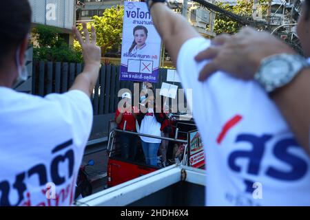 Bangkok, Bangkok, Thailand. 6th Januar 2022. Die repräsentative Kandidatur bei der Bezirksregierung Lak Si, um die Wahl zu beantragen und ihre Stimmzahlen zu erhalten. Dies ist eine Wiederwahl des Bezirks Lak Si, da seine ehemalige Vertreterin Sira Jenjaka seine Disqualifikation durch das Verfassungsgericht wegen seiner früheren Strafanzeige wegen Freiheitsstrafe bekannt gab. Unter Bezugnahme auf die thailändische Verfassung von 2017, in der die Qualifikation der repräsentativen Kandidaten erwähnt wird, kann eine zu Gefängnis verurteilte Person keine Vertreter beantragen. (Bild: © Kan Sangtong/Pacific Pres Stockfoto
