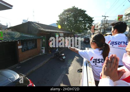 Bangkok, Bangkok, Thailand. 6th Januar 2022. Die repräsentative Kandidatur bei der Bezirksregierung Lak Si, um die Wahl zu beantragen und ihre Stimmzahlen zu erhalten. Dies ist eine Wiederwahl des Bezirks Lak Si, da seine ehemalige Vertreterin Sira Jenjaka seine Disqualifikation durch das Verfassungsgericht wegen seiner früheren Strafanzeige wegen Freiheitsstrafe bekannt gab. Unter Bezugnahme auf die thailändische Verfassung von 2017, in der die Qualifikation der repräsentativen Kandidaten erwähnt wird, kann eine zu Gefängnis verurteilte Person keine Vertreter beantragen. (Bild: © Kan Sangtong/Pacific Pres Stockfoto