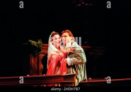 Akt 1: Catherine Malfitano (Floria Tosca), Roberto Alagna (Mario Cavaradossi) in TOSCA von Puccini an der Royal Opera, Covent Garden, London WC2 12/09/2000 Dirigent: Carlo Rizzi Bühnenbild: Renzo Mongiardino Kostüme: Marcel Escoffier Revival Beleuchtung: John B Original lesen Regie: Franco Zeffirelli Revival Regisseur: Jeremy Sutcliffe Stockfoto