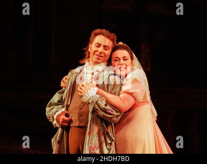 Akt 1: Roberto Alagna (Mario Cavaradossi), Catherine Malfitano (Floria Tosca) in TOSCA von Puccini an der Royal Opera, Covent Garden, London WC2 12/09/2000 Dirigent: Carlo Rizzi Bühnenbild: Renzo Mongiardino Kostüme: Marcel Escoffier Revival Beleuchtung: John B Original lesen Regie: Franco Zeffirelli Revival Regisseur: Jeremy Sutcliffe Stockfoto