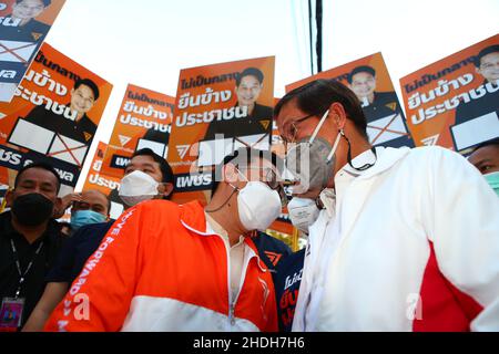 Bangkok, Bangkok, Thailand. 6th Januar 2022. Die repräsentative Kandidatur bei der Bezirksregierung Lak Si, um die Wahl zu beantragen und ihre Stimmzahlen zu erhalten. Dies ist eine Wiederwahl des Bezirks Lak Si, da seine ehemalige Vertreterin Sira Jenjaka seine Disqualifikation durch das Verfassungsgericht wegen seiner früheren Strafanzeige wegen Freiheitsstrafe bekannt gab. Unter Bezugnahme auf die thailändische Verfassung von 2017, in der die Qualifikation der repräsentativen Kandidaten erwähnt wird, kann eine zu Gefängnis verurteilte Person keine Vertreter beantragen. (Bild: © Kan Sangtong/Pacific Pres Stockfoto