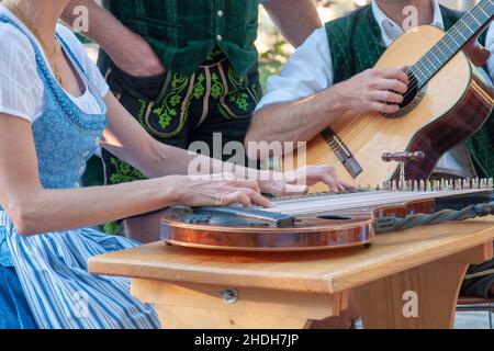 Musik spielen, Trachtler, Musik spielen Stockfoto