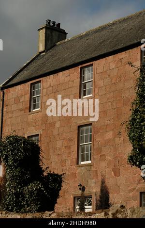 Ein Farbfoto eines ehemaligen Kaufmannshauses im Dorf Cromarty, Black Isle, Schottland. Stockfoto