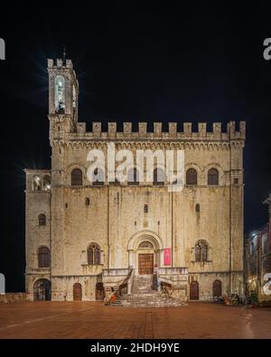 Nachtansicht des Palazzo dei Consoli, dem wichtigsten Wahrzeichen von Gubbio, Umbrien, Italien Stockfoto