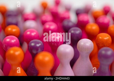 Viele bunte Holzkegel in einer Nahaufnahme Stockfoto