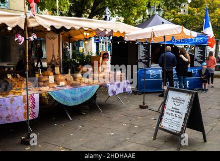 Stände auf einem französischen Markt, der Brot, Kuchen und Galetten in Horsham, West Sussex, Großbritannien, verkauft. Seit dem Brexit sind die französischen Händler mit mehr Bürokratie konfrontiert. Stockfoto