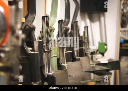 Hintergrund alter Druckmaschinen in Druckerei und Lager Stockfoto