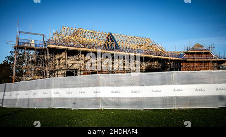 Neue Häuser auf grünen Feldern in Billingshurst, West Sussex, Großbritannien, vom Hausbauer Charles Church gebaut. Stockfoto