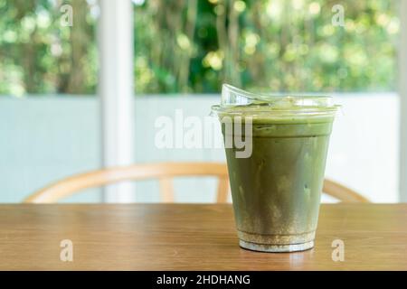 matcha Grüner Tee und Hojicha in Take Away Tasse Stockfoto