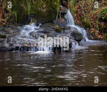 Ein Interessantes Muster, das durch das Wasser entsteht, das vom Überlauf fällt und den Fluss Wharfe speist Stockfoto