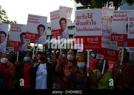 Bangkok, Bangkok, Thailand. 6th Januar 2022. Die repräsentative Kandidatur bei der Bezirksregierung Lak Si, um die Wahl zu beantragen und ihre Stimmzahlen zu erhalten. Dies ist eine Wiederwahl des Bezirks Lak Si, da seine ehemalige Vertreterin Sira Jenjaka seine Disqualifikation durch das Verfassungsgericht wegen seiner früheren Strafanzeige wegen Freiheitsstrafe bekannt gab. Unter Bezugnahme auf die thailändische Verfassung von 2017, in der die Qualifikation der repräsentativen Kandidaten erwähnt wird, kann eine zu Gefängnis verurteilte Person keine Vertreter beantragen. (Bild: © Kan Sangtong/Pacific Pres Stockfoto