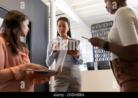 Multirassische Geschäftsfrauen diskutieren Geschäftsstrategie in der Sitzung im kreativen Büro Stockfoto