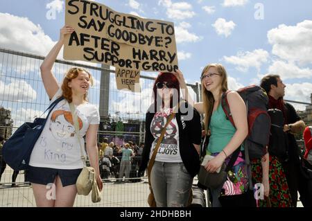 Harry Potter Fans, Harry Potter und die Heiligtümer des Todes Teil 2, Aufbau zur Premiere, Trafalgar Square, London. VEREINIGTES KÖNIGREICH Stockfoto