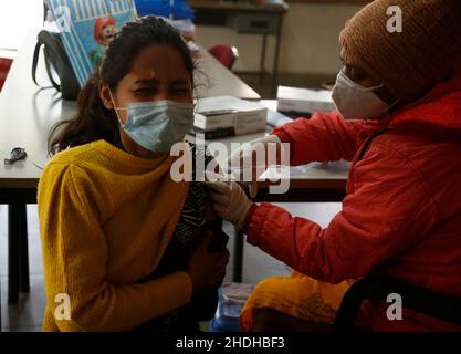 Noida, Uttar Pradesh, Indien. 6th Januar 2022. Angesichts der Bedenken über die neue, hochübertragbare Omicron-Variante von SARS-CoV-2 begann die Impfung für Kinder im Alter zwischen 15 und 18 Jahren. (Bild: © Haripriya Shaji/Pacific Press via ZUMA Press Wire) Bild: ZUMA Press, Inc./Alamy Live News Stockfoto