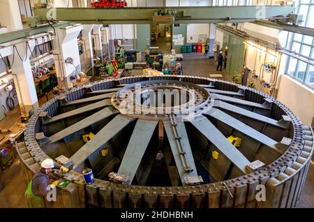 Wartung eines Generators des Hydraulikkraftwerks Ybbs-Persenbeug an der Donau, Österreich Stockfoto