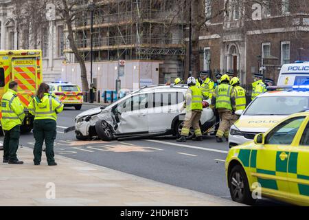 London, Großbritannien. 6th Januar 2022. Polizeiereignis in Whitehall nach einer Kollision zwischen einem Auto und einem am-Krankenwagen, der direkt vor dem Kabinett in Whitehall 70 geparkt wurde. Der Fahrer wurde später von der Polizei nach medizinischen Untersuchungen im Krankenwagen, den er getroffen hatte, festgenommen. Zuschauer sagten, dass es schien, dass der Mann von der Presse außerhalb des Kabinetts abgelenkt worden war. Kredit: Ian Davidson/Alamy Live Nachrichten Stockfoto