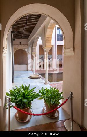 GRANADA ANDALUCIA SPANIEN CASA HORNO DE ORO EIN KLEINES NASRIDENHAUS AUS DEM JAHR 15C MIT BÖGEN, DIE DIE GALERIE STÜTZEN Stockfoto