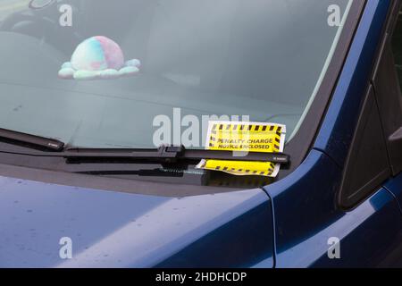Hinweis zur Entgeltsgebühr auf der Windschutzscheibe unter dem Wischblatt Stockfoto