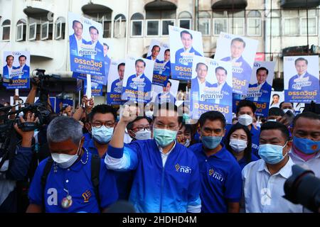 Bangkok, Bangkok, Thailand. 6th Januar 2022. Die repräsentative Kandidatur bei der Bezirksregierung Lak Si, um die Wahl zu beantragen und ihre Stimmzahlen zu erhalten. Dies ist eine Wiederwahl des Bezirks Lak Si, da seine ehemalige Vertreterin Sira Jenjaka seine Disqualifikation durch das Verfassungsgericht wegen seiner früheren Strafanzeige wegen Freiheitsstrafe bekannt gab. Unter Bezugnahme auf die thailändische Verfassung von 2017, in der die Qualifikation der repräsentativen Kandidaten erwähnt wird, kann eine zu Gefängnis verurteilte Person keine Vertreter beantragen. (Bild: © Kan Sangtong/Pacific Pres Stockfoto