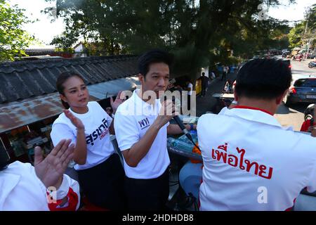 Bangkok, Bangkok, Thailand. 6th Januar 2022. Die repräsentative Kandidatur bei der Bezirksregierung Lak Si, um die Wahl zu beantragen und ihre Stimmzahlen zu erhalten. Dies ist eine Wiederwahl des Bezirks Lak Si, da seine ehemalige Vertreterin Sira Jenjaka seine Disqualifikation durch das Verfassungsgericht wegen seiner früheren Strafanzeige wegen Freiheitsstrafe bekannt gab. Unter Bezugnahme auf die thailändische Verfassung von 2017, in der die Qualifikation der repräsentativen Kandidaten erwähnt wird, kann eine zu Gefängnis verurteilte Person keine Vertreter beantragen. (Bild: © Kan Sangtong/Pacific Pres Stockfoto