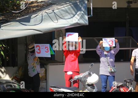 Bangkok, Bangkok, Thailand. 6th Januar 2022. Die repräsentative Kandidatur bei der Bezirksregierung Lak Si, um die Wahl zu beantragen und ihre Stimmzahlen zu erhalten. Dies ist eine Wiederwahl des Bezirks Lak Si, da seine ehemalige Vertreterin Sira Jenjaka seine Disqualifikation durch das Verfassungsgericht wegen seiner früheren Strafanzeige wegen Freiheitsstrafe bekannt gab. Unter Bezugnahme auf die thailändische Verfassung von 2017, in der die Qualifikation der repräsentativen Kandidaten erwähnt wird, kann eine zu Gefängnis verurteilte Person keine Vertreter beantragen. (Bild: © Kan Sangtong/Pacific Pres Stockfoto