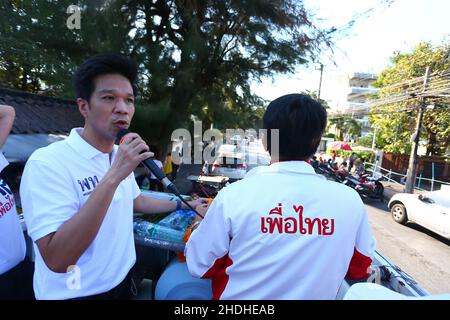 Bangkok, Bangkok, Thailand. 6th Januar 2022. Die repräsentative Kandidatur bei der Bezirksregierung Lak Si, um die Wahl zu beantragen und ihre Stimmzahlen zu erhalten. Dies ist eine Wiederwahl des Bezirks Lak Si, da seine ehemalige Vertreterin Sira Jenjaka seine Disqualifikation durch das Verfassungsgericht wegen seiner früheren Strafanzeige wegen Freiheitsstrafe bekannt gab. Unter Bezugnahme auf die thailändische Verfassung von 2017, in der die Qualifikation der repräsentativen Kandidaten erwähnt wird, kann eine zu Gefängnis verurteilte Person keine Vertreter beantragen. (Bild: © Kan Sangtong/Pacific Pres Stockfoto