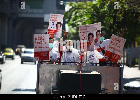 Bangkok, Bangkok, Thailand. 6th Januar 2022. Die repräsentative Kandidatur bei der Bezirksregierung Lak Si, um die Wahl zu beantragen und ihre Stimmzahlen zu erhalten. Dies ist eine Wiederwahl des Bezirks Lak Si, da seine ehemalige Vertreterin Sira Jenjaka seine Disqualifikation durch das Verfassungsgericht wegen seiner früheren Strafanzeige wegen Freiheitsstrafe bekannt gab. Unter Bezugnahme auf die thailändische Verfassung von 2017, in der die Qualifikation der repräsentativen Kandidaten erwähnt wird, kann eine zu Gefängnis verurteilte Person keine Vertreter beantragen. (Bild: © Kan Sangtong/Pacific Pres Stockfoto