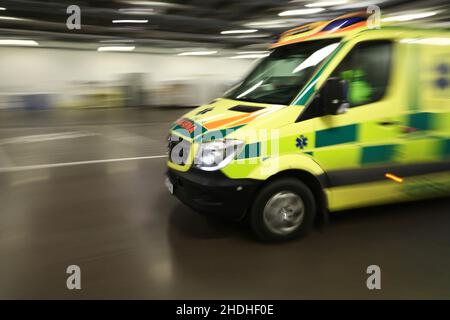 Eintreffender Krankenwagen in die Notaufnahme des Universitätskrankenhauses Linköping, Linköping, Schweden. Stockfoto