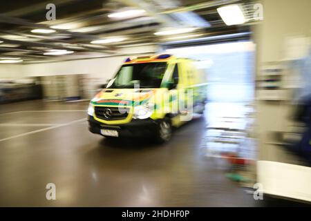 Eintreffender Krankenwagen in die Notaufnahme des Universitätskrankenhauses Linköping, Linköping, Schweden. Stockfoto